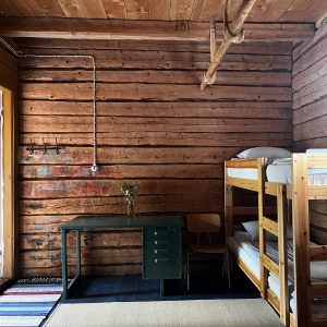 Sänky kuuden hengen huoneesta